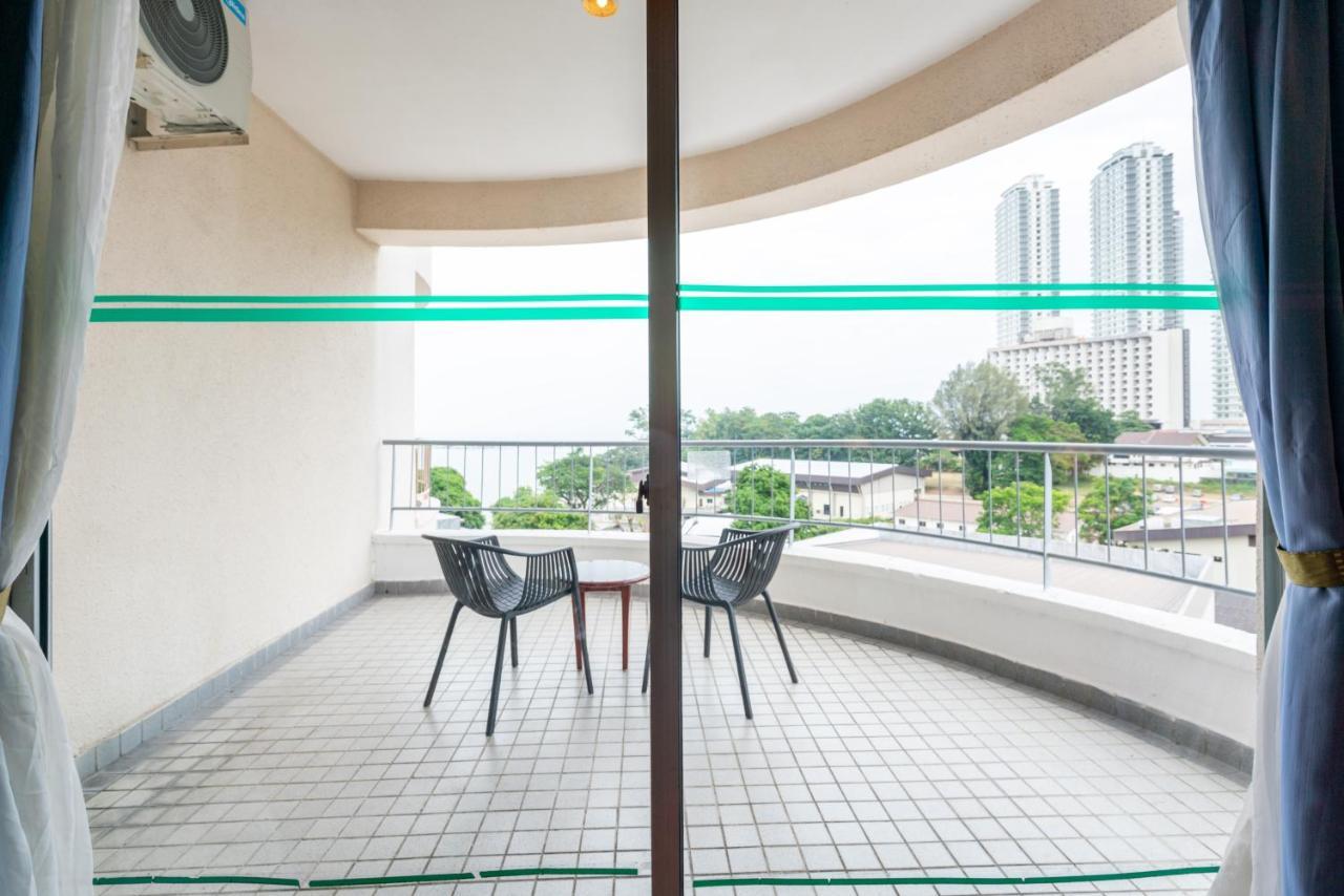 Romantic Couple Suite + Beach-Front Balcony Tanjung Bungah  Exterior foto