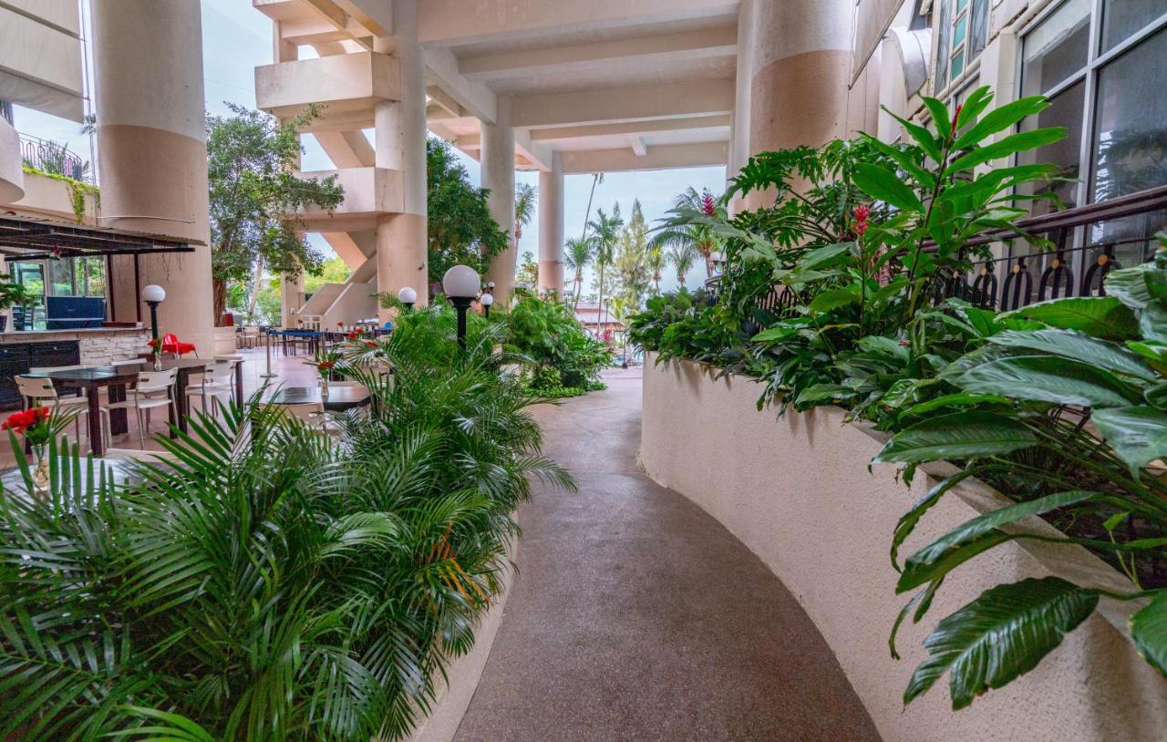 Romantic Couple Suite + Beach-Front Balcony Tanjung Bungah  Exterior foto
